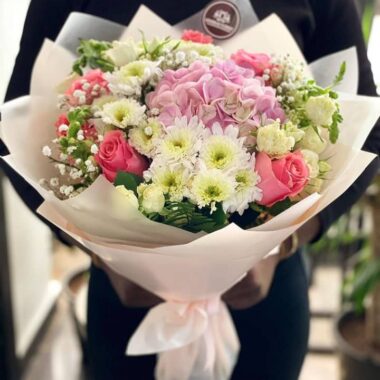 Golden Whisper, flower bouquet by Lovebug Florist Lagos