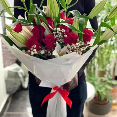 Golden Kiss, flower bouquet by Lovebug Florist Lagos