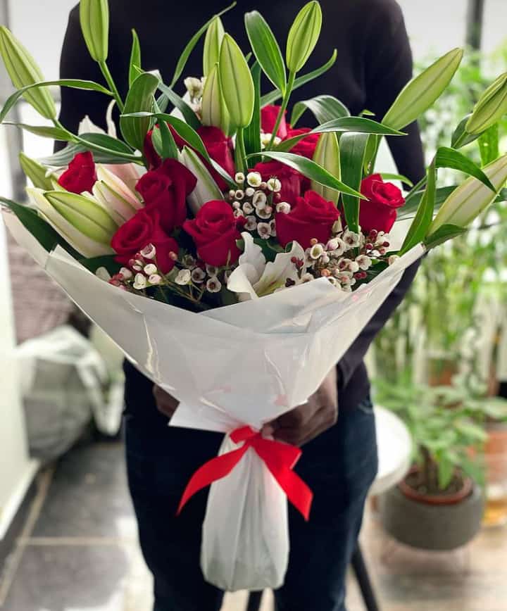 WhatsApp-Image-2021-08-12-at-10.44.16-AM-1.jpeg Golden Kiss, flower bouquet by Lovebug Florist Lagos