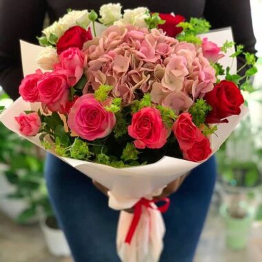 Golden Crown, flower bouquet by Lovebug Florist Lagos